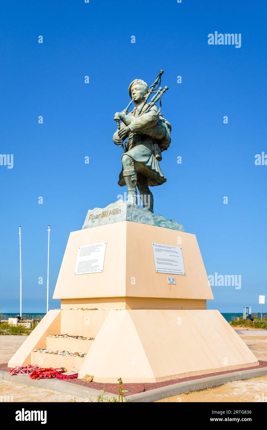 Statua del commando britannico della seconda guerra mondiale e del piper Bill Millin che suona le pipe in kilt, dello scultore Gaetan Ader, eretta sulla spiaggia di Sword, in Normandia, nel 2013. Foto Stock