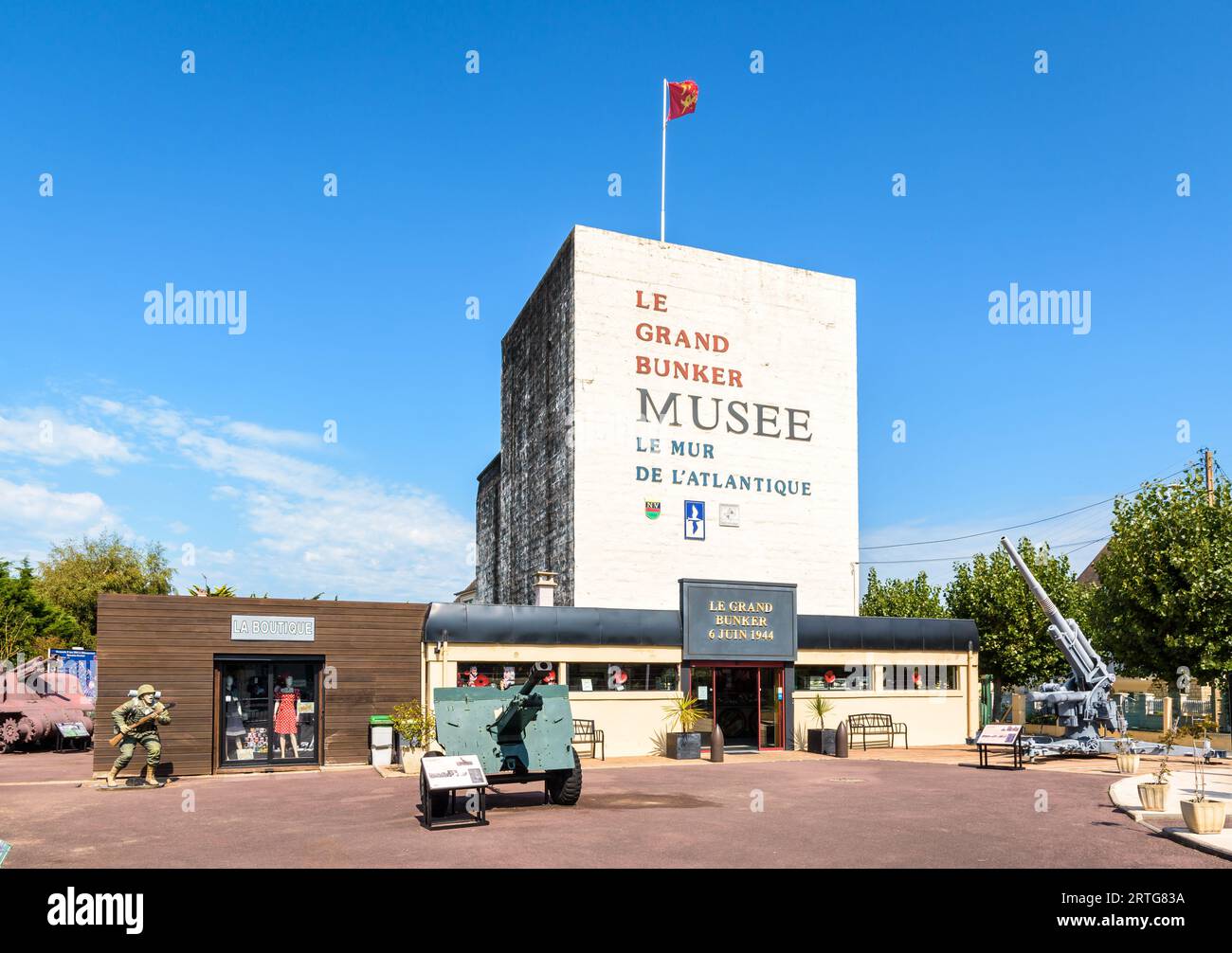 Ingresso a "le Grand Bunker" a Ouistreham, Francia, un ex bunker tedesco della seconda guerra mondiale convertito in un museo dedicato al muro Atlantico. Foto Stock