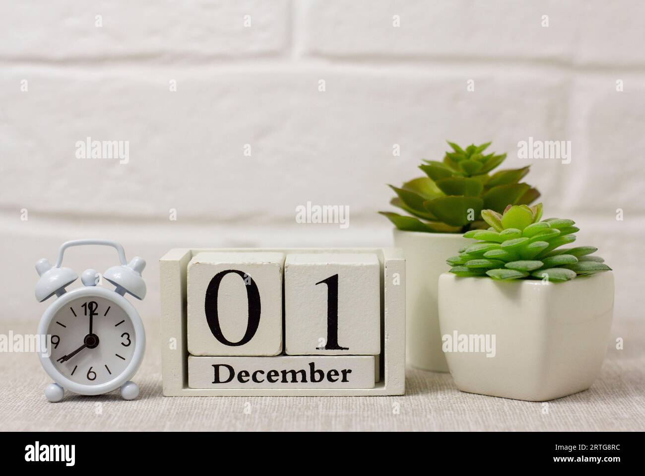 Il 1° dicembre sul calendario accanto alla sveglia è la data di inizio del nuovo mese Foto Stock