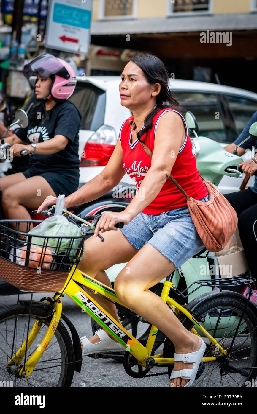 I thailandesi locali, i turisti e i residenti corrono oltre l'affollato incrocio tra Soi Buakhao e Soi Lengkee a Pattaya, Thailandia, su ciclomotori e motociclette. Foto Stock