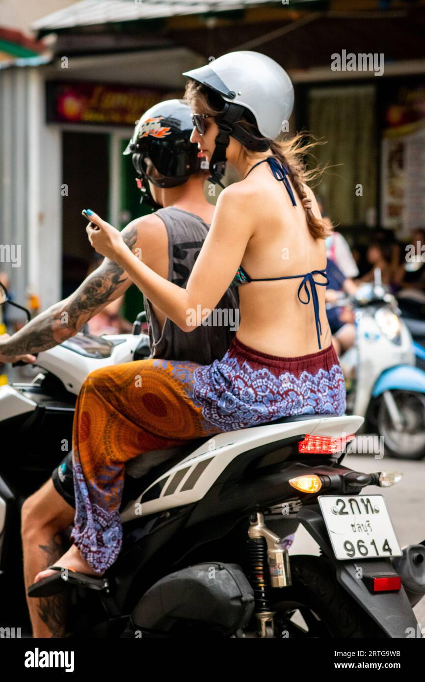 I thailandesi locali, i turisti e i residenti corrono oltre l'affollato incrocio tra Soi Buakhao e Soi Lengkee a Pattaya, Thailandia, su ciclomotori e motociclette. Foto Stock