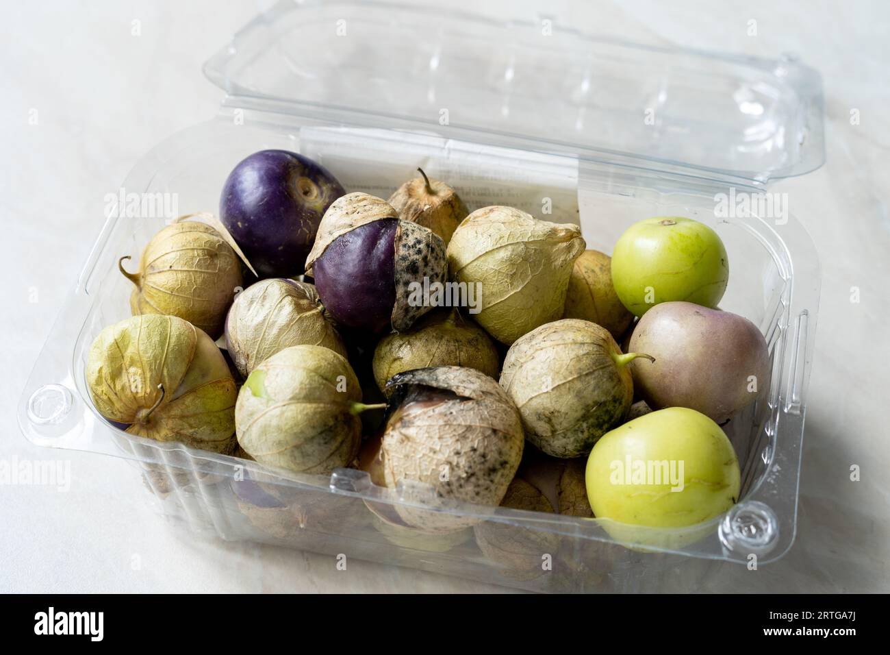 Pomodori, pomodori verdi, con salsa verde, salsa verde, in molcajete, mortaio messicano tradizionale. alimenti biologici. Foto Stock