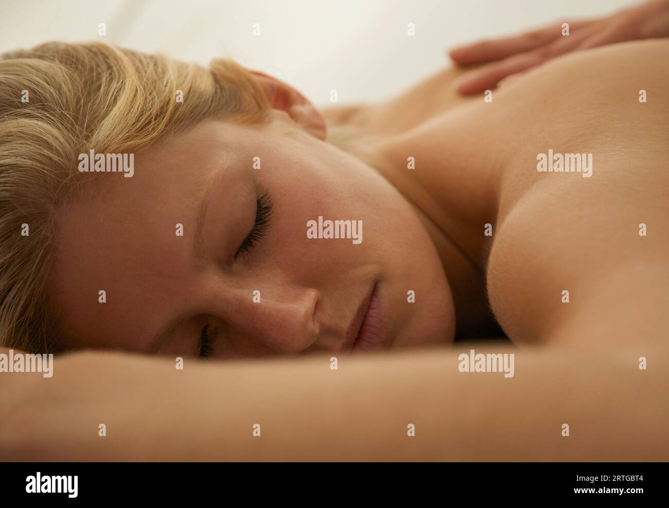 In prossimità di una giovane donna di ricevere un massaggio alla schiena Foto Stock