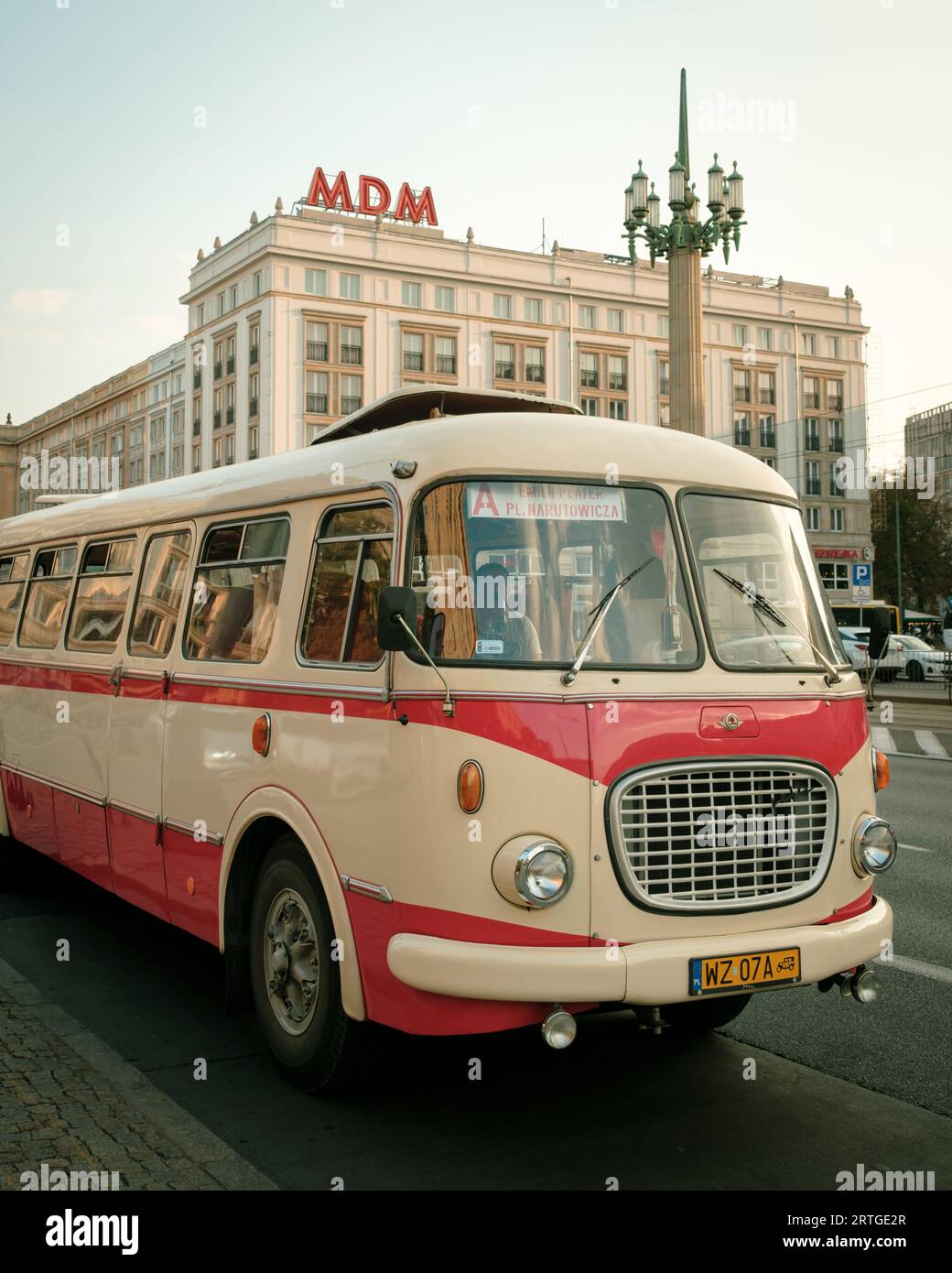 Autobus d'epoca parcheggiato in Piazza della Costituzione, a Varsavia, Polonia Foto Stock