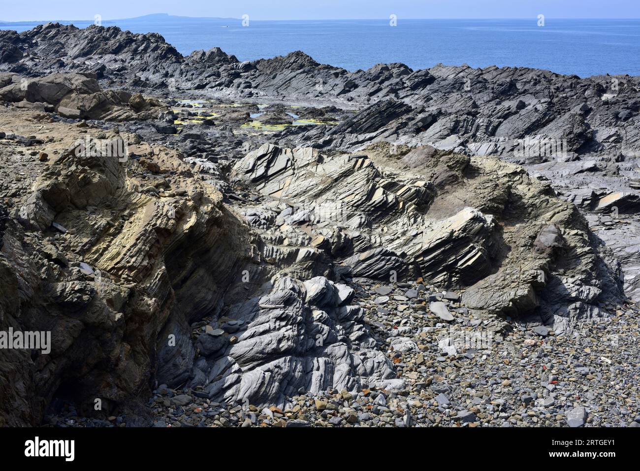 Ardesia, arenaria e turbidite di Carboniferous. Questa foto è stata scattata a Cap Favaritx, Isola di Minorca, Isole Baleari, Spagna. Foto Stock
