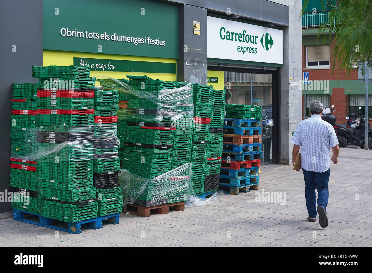 Viladecans, Spagna - 13 settembre 2023: Ingresso al Carrefour Express con alcune scatole vuote e una persona che entra. Foto Stock