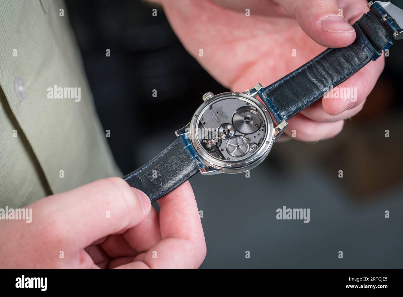 Orologio segreto Trilobe Nuit Fantastique Orologio in titanio con movimento automatico e cielo personalizzato. Cinturino in alligatore blu. Foto Stock