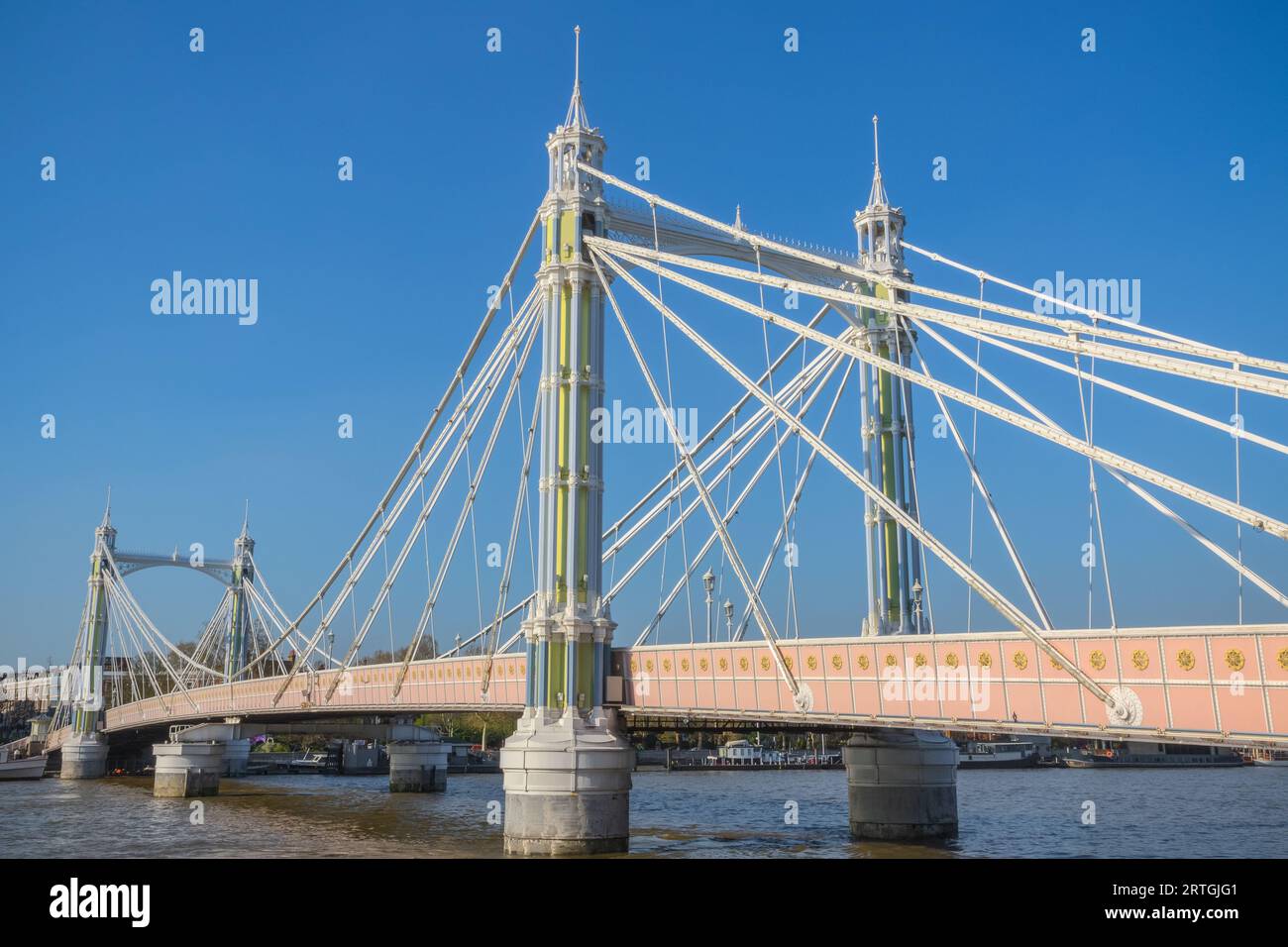 Albert Bridge a Londra contro un cielo blu senza nuvole Foto Stock
