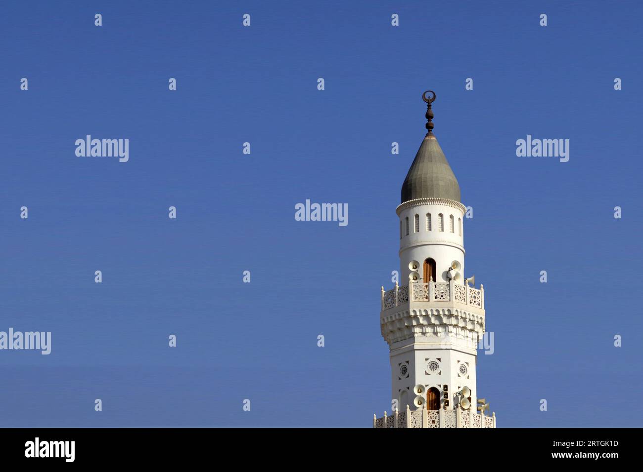 Madinah, Arabia Saudita - 28 dicembre 2017: Moschea di Quba a Medina. Torre della moschea di Quba su sfondo blu isolato Foto Stock