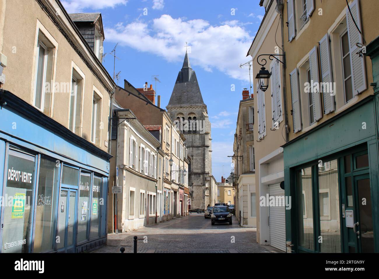 Vista della Rue grande che conduce alla chiesa medievale di Saint-Martial, costruita tra il XII e il XV secolo qui a Châteauroux in Francia. Foto Stock