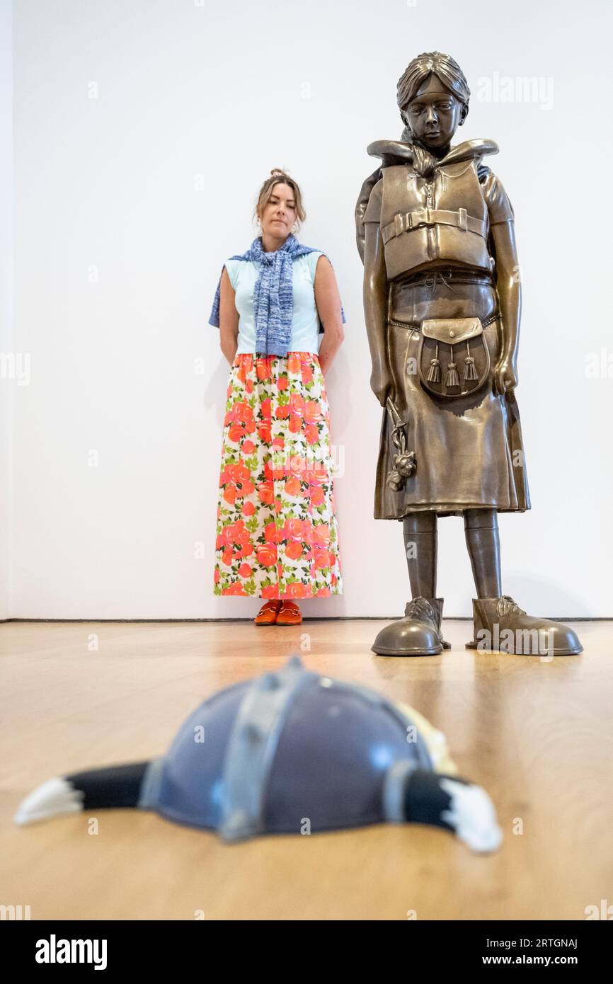 Londra, Regno Unito. 13 settembre 2023. Un membro del personale con «Know Not Your Place in the World», 2023, di Ryan Gander, una delle due sculture figurative in bronzo a grandezza naturale dei figli maggiori e medi dell’artista vestite in una fusione di abiti, costumi e oggetti di scena di loro scelta con lo sguardo fissato su una maschera sul pavimento ai loro piedi, in anteprima PUNTO!, una nuova mostra dell'artista britannico multidisciplinare Ryan Gander alla Lisson Gallery. La mostra esplora il rapporto tra il passato evolutivo degli esseri umani e il modo in cui viviamo oggi in società guidate dal capitalismo Foto Stock