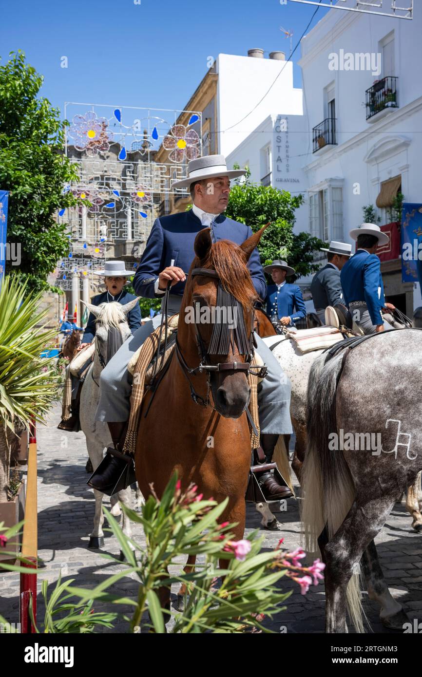 Gente che si gode la festa a Tarifa in Andalusia Spagna. Foto Stock
