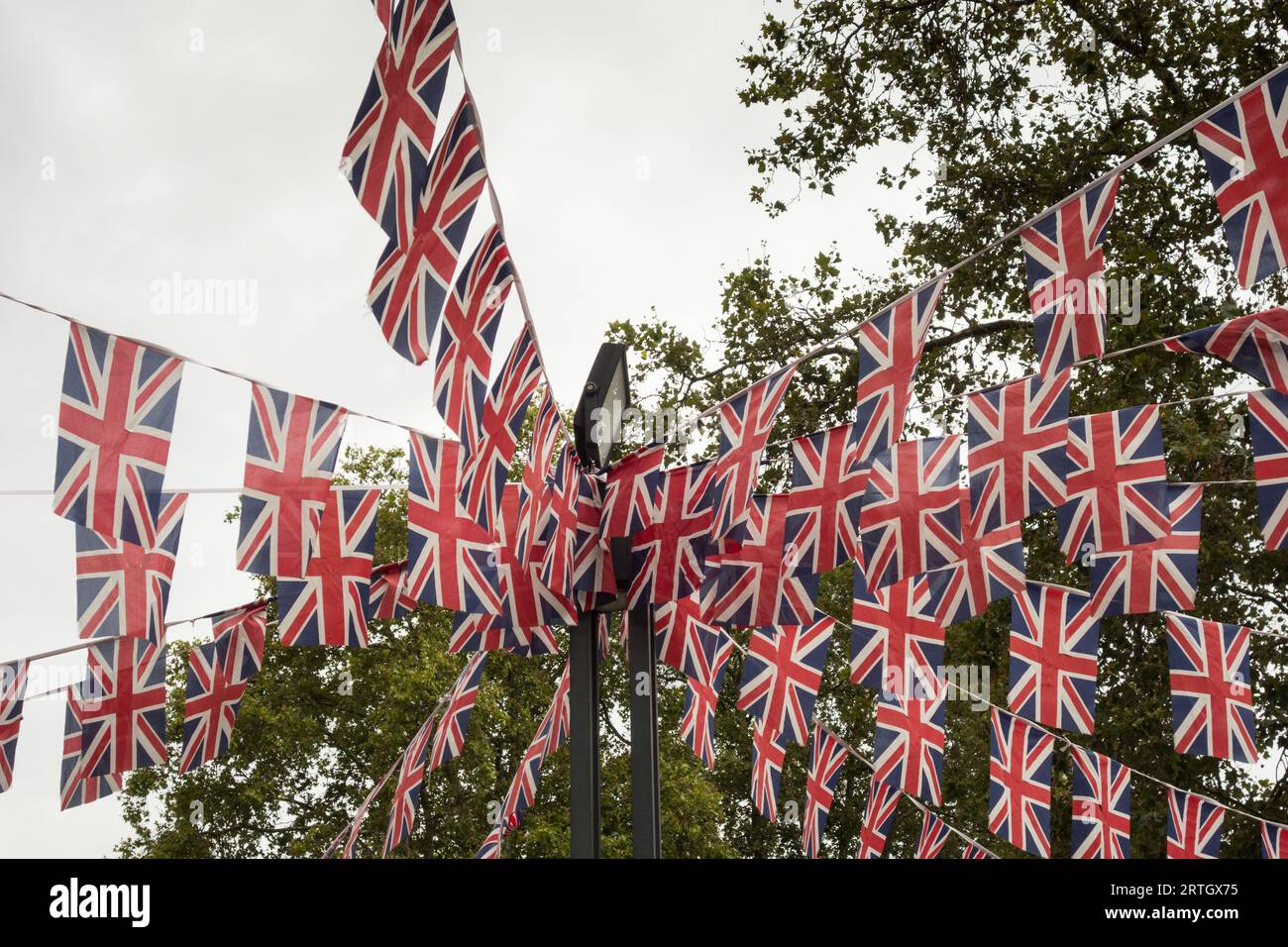 Primo piano di Union Jack Bunting su Duke of York Square, King's Road, Chelsea, Londra, SW3, REGNO UNITO Foto Stock
