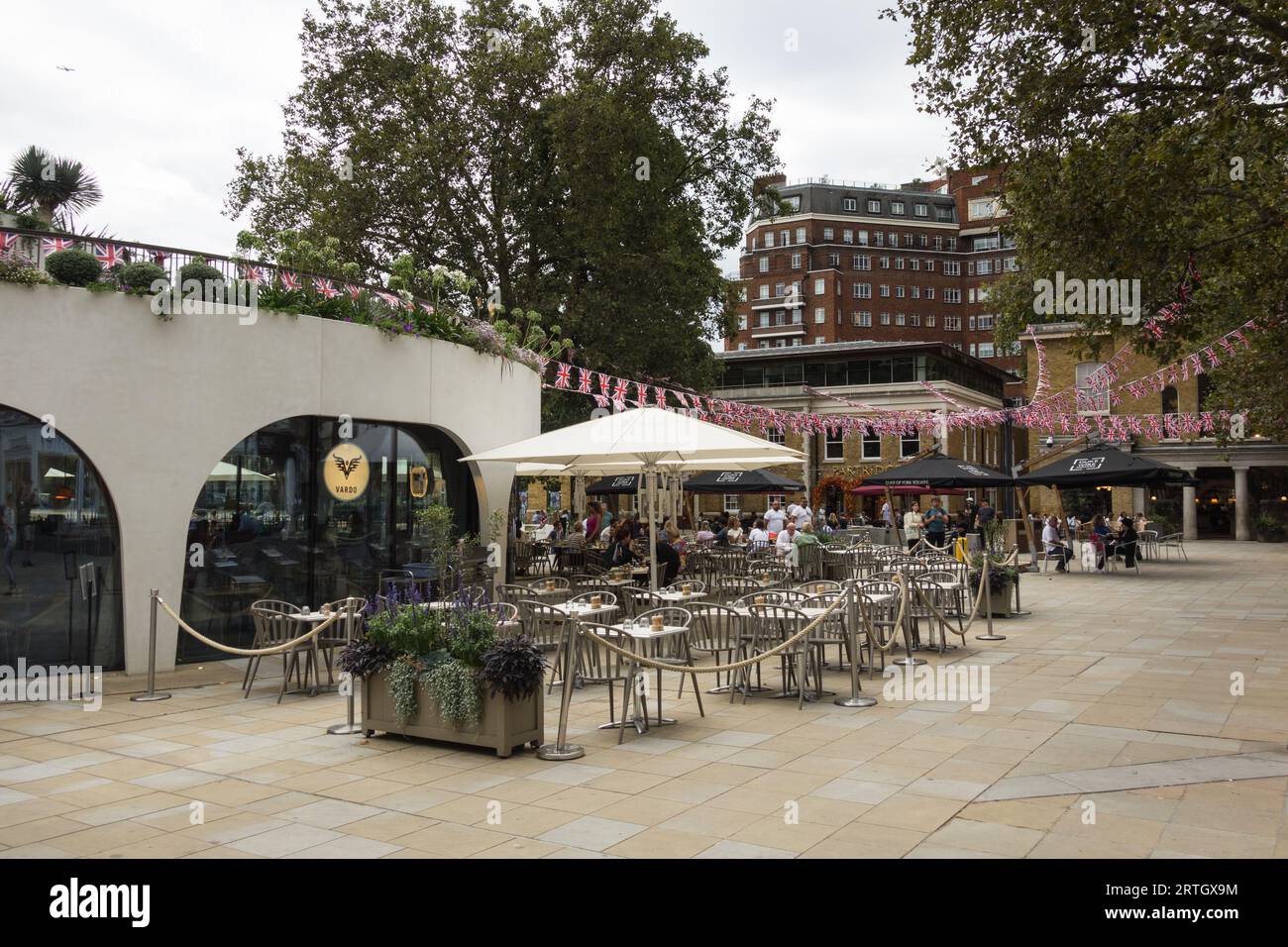 Padiglione del caffè Vardo in Duke of York Square, King's Road, Chelsea, Londra, SW3, REGNO UNITO Foto Stock