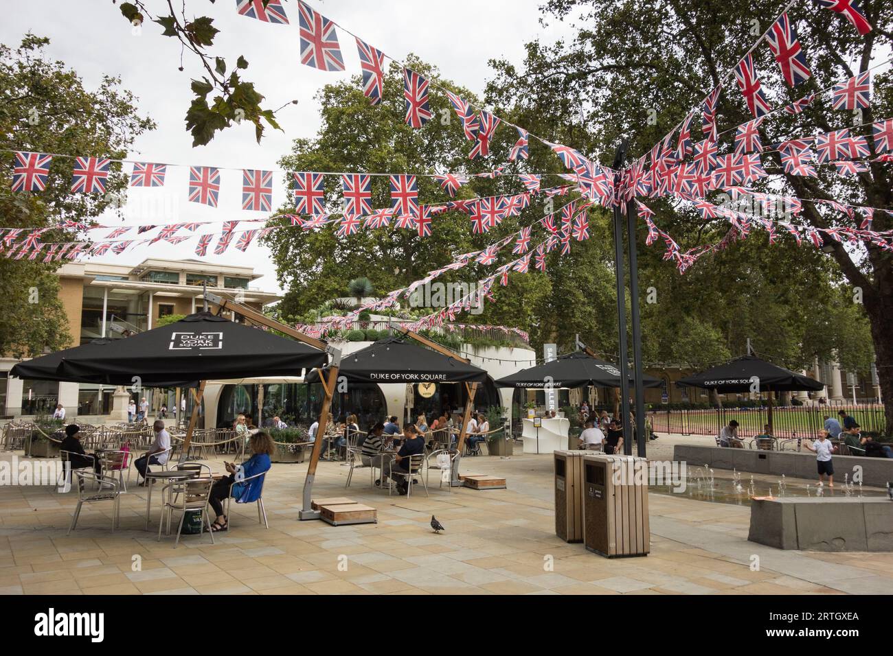 Padiglione del caffè Vardo in Duke of York Square, King's Road, Chelsea, Londra, SW3, REGNO UNITO Foto Stock