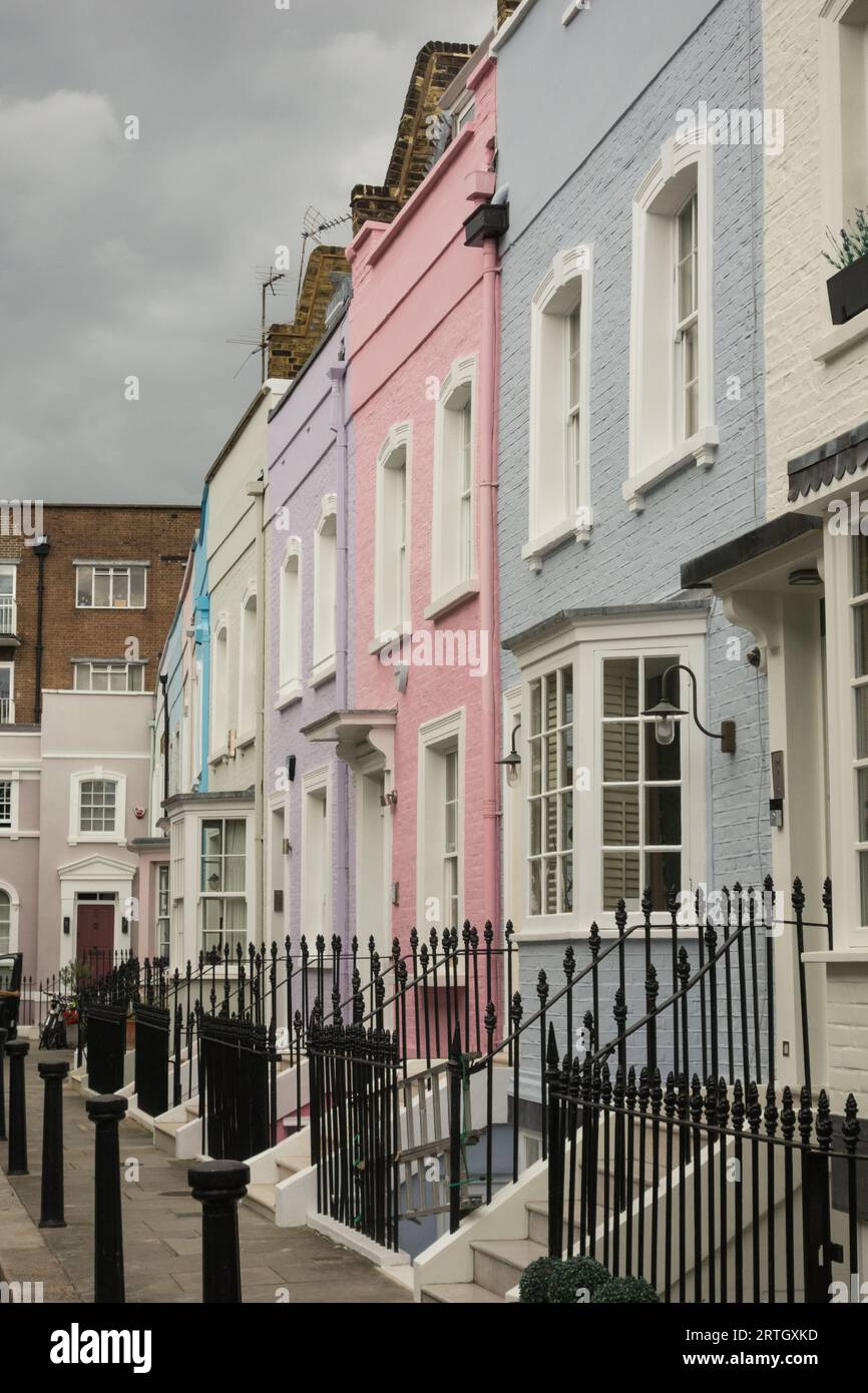 Colorate case a schiera su Bywater Street, Chelsea, Londra, SW3, Inghilterra, Regno Unito Foto Stock
