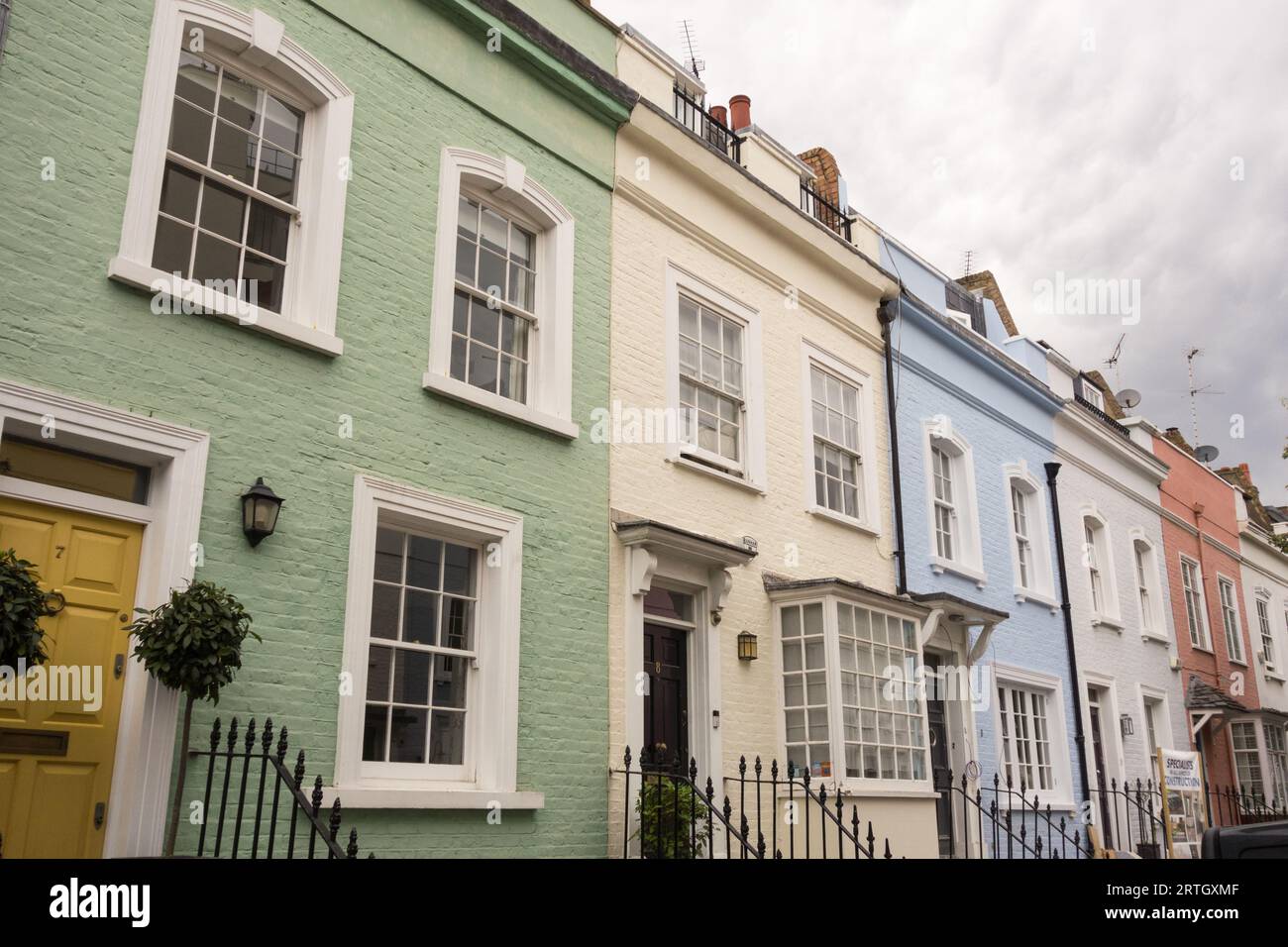 Colorate case a schiera su Bywater Street, Chelsea, Londra, SW3, Inghilterra, Regno Unito Foto Stock