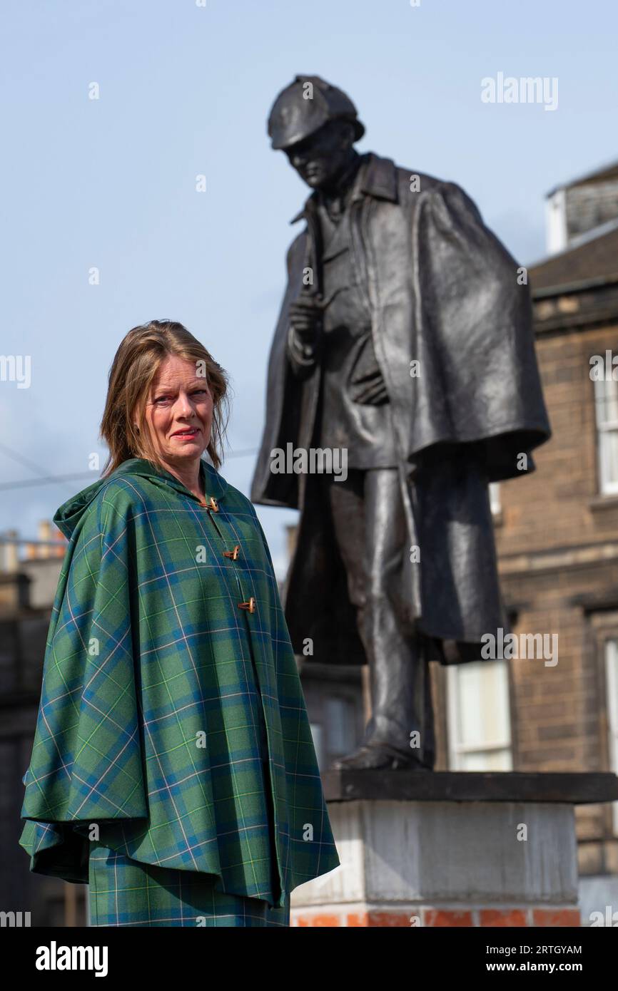 Edimburgo, Scozia, Regno Unito. 9 settembre 2023. La statua recentemente rinnovata di Sherlock Holmes è stata presentata oggi in una nuova posizione in Piccardy Place dalla parente di Sir Arthur Conan Doyle, Tania Henzell e dal Consigliere dei trasporti Scott Arthur. Segnando il vicino luogo di nascita del creatore del super-sleuth, Sir Arthur Conan Doyle, la scultura in bronzo a grandezza naturale fu rimossa nel 2018 mentre i tram per Newhaven furono eseguiti. È stato ristrutturato da Black Isle Bronze a Nairn.PIC; Tania Henzell si trova di fronte alla statua. Iain Masterton/Alamy Live News Foto Stock