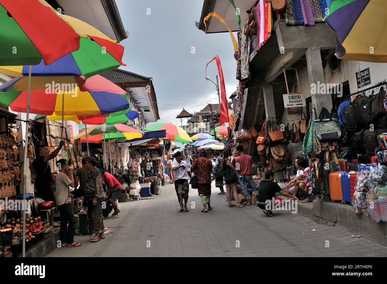 Mercato di Ubud, mercato asiatico, mercato dell'artigianato, mercato tradizionale, venditori ambulanti a Ubud, Indonesia, gente del posto che indossa sarong nel mercato Foto Stock