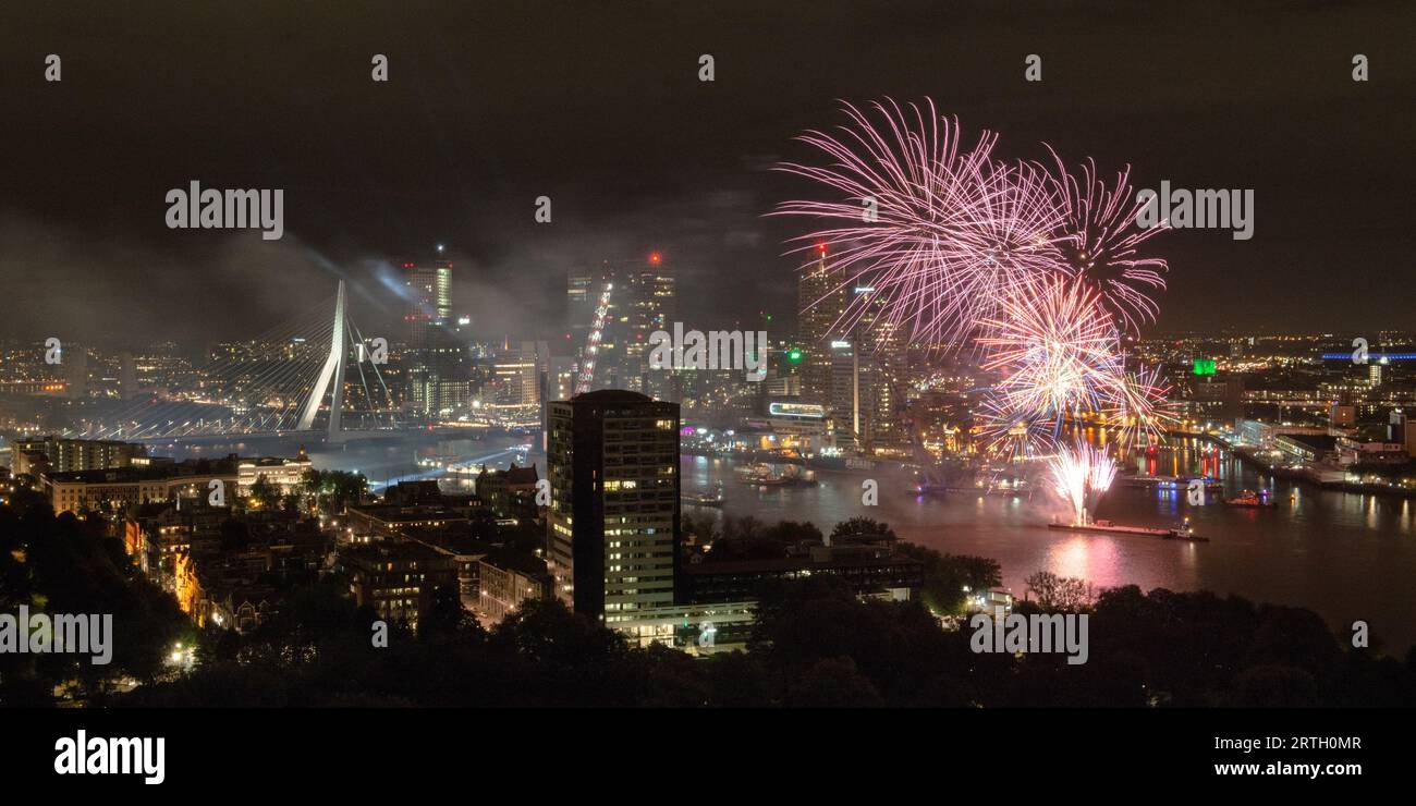 Impressione dei fuochi d'artificio durante il "Wereldhavendagen" (World Port Days) a Rotterdam nei Paesi Bassi, visto dall'Euromast. Foto Stock