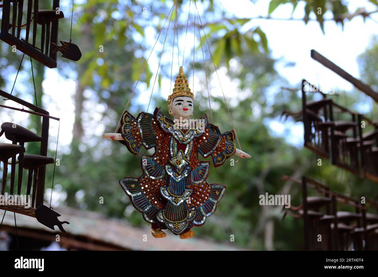 Marionette a bordo strada in Cambogia, gru di legno, marionette colorate, marionetta d'archi Foto Stock