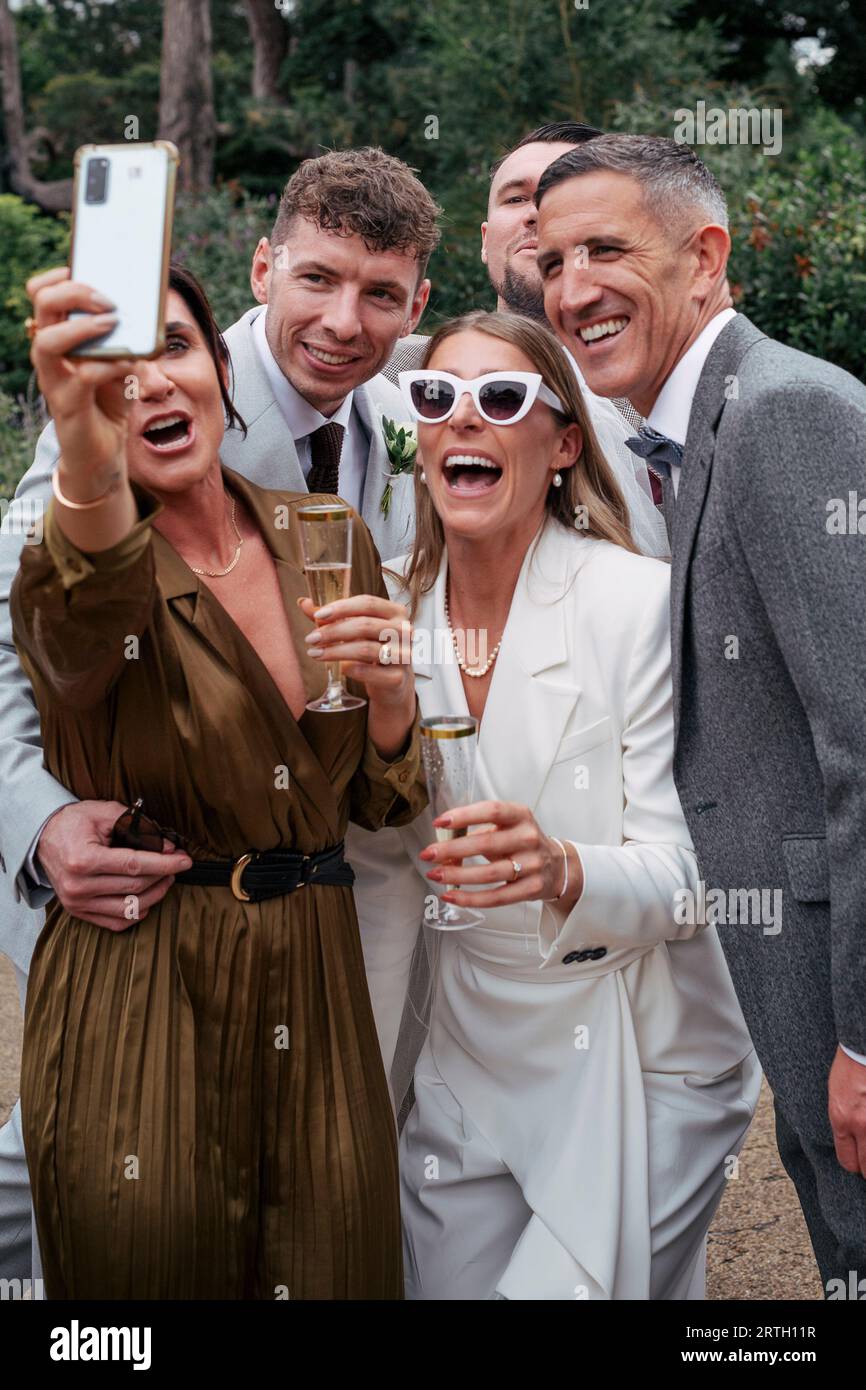 Tempo di selfie per celebrare il matrimonio Foto Stock