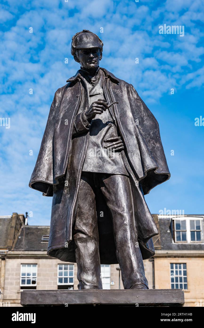 Picardy Place, Edimburgo, Scozia, Regno Unito, 13 settembre 2023, ritorna la statua di Sherlock Holmes: la statua in bronzo a grandezza naturale recentemente ristrutturata è tornata per celebrare il luogo di nascita del suo creatore, Sir Arthur Conan Doyle. È stato ristrutturato dalla Black Isle Bronze. Crediti: Sally Anderson/Alamy Live News Foto Stock