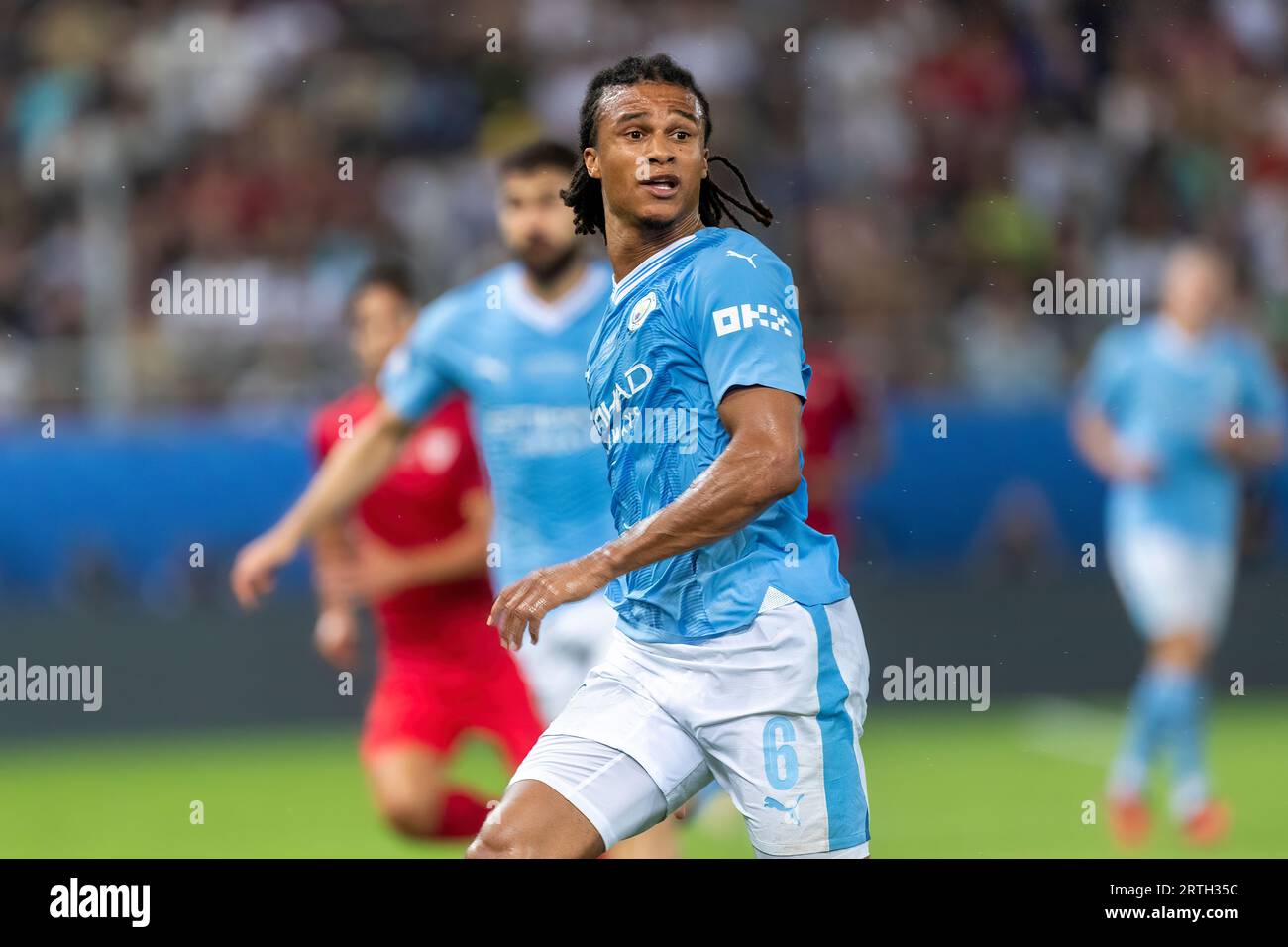 Atene, Grecia - 16 agosto 2023: Il giocatore del Manchester City Nathan Ake in azione durante la finale della Supercoppa UEFA tra Manchester City e Sevi Foto Stock