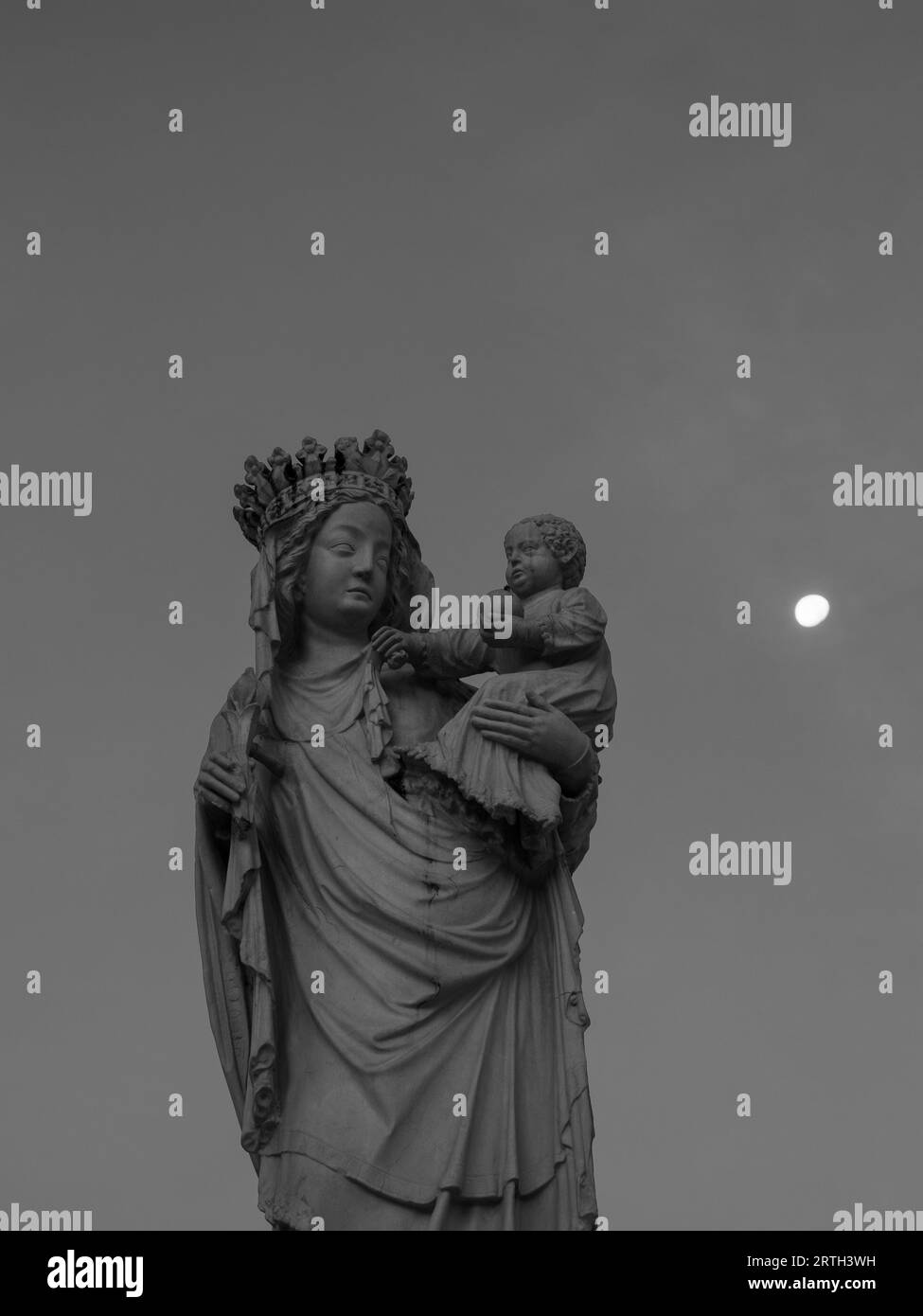 Vergine di Parigi, statua della Vergine Maria, notte, Luna, Notre-Dame, cattedrale, Parigi, Francia, Europa, UE. Foto Stock