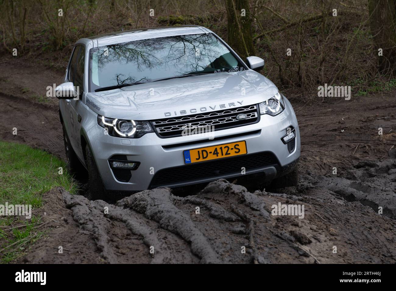 Serie di foto di un pomeriggio fuori strada con diverse auto Land Rover come gli iconici modelli Land Rover Defender e Range Rover. Foto Stock