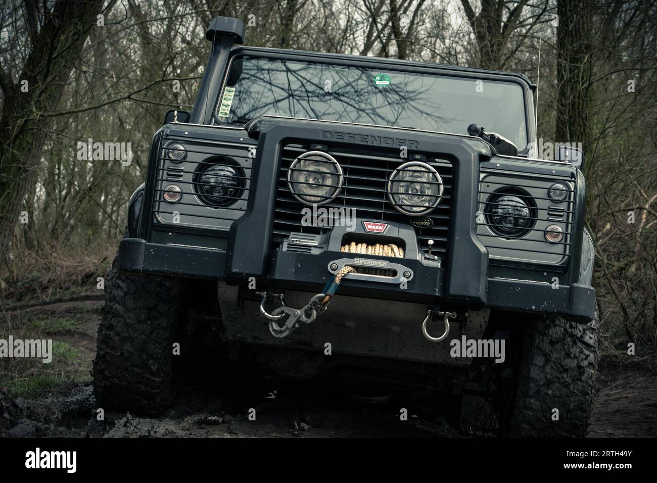 Serie di foto di un pomeriggio fuori strada con diverse auto Land Rover come gli iconici modelli Land Rover Defender e Range Rover. Foto Stock