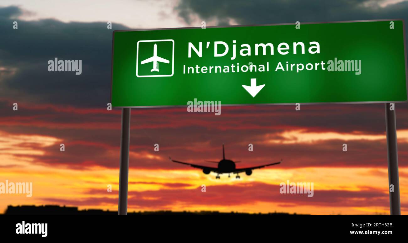 La silhouette dell'aeroplano atterra a N'Djamena, Chad. Arrivo in città con indicazioni per l'aeroporto e tramonto sullo sfondo. Viaggio e trasporto incluso Foto Stock