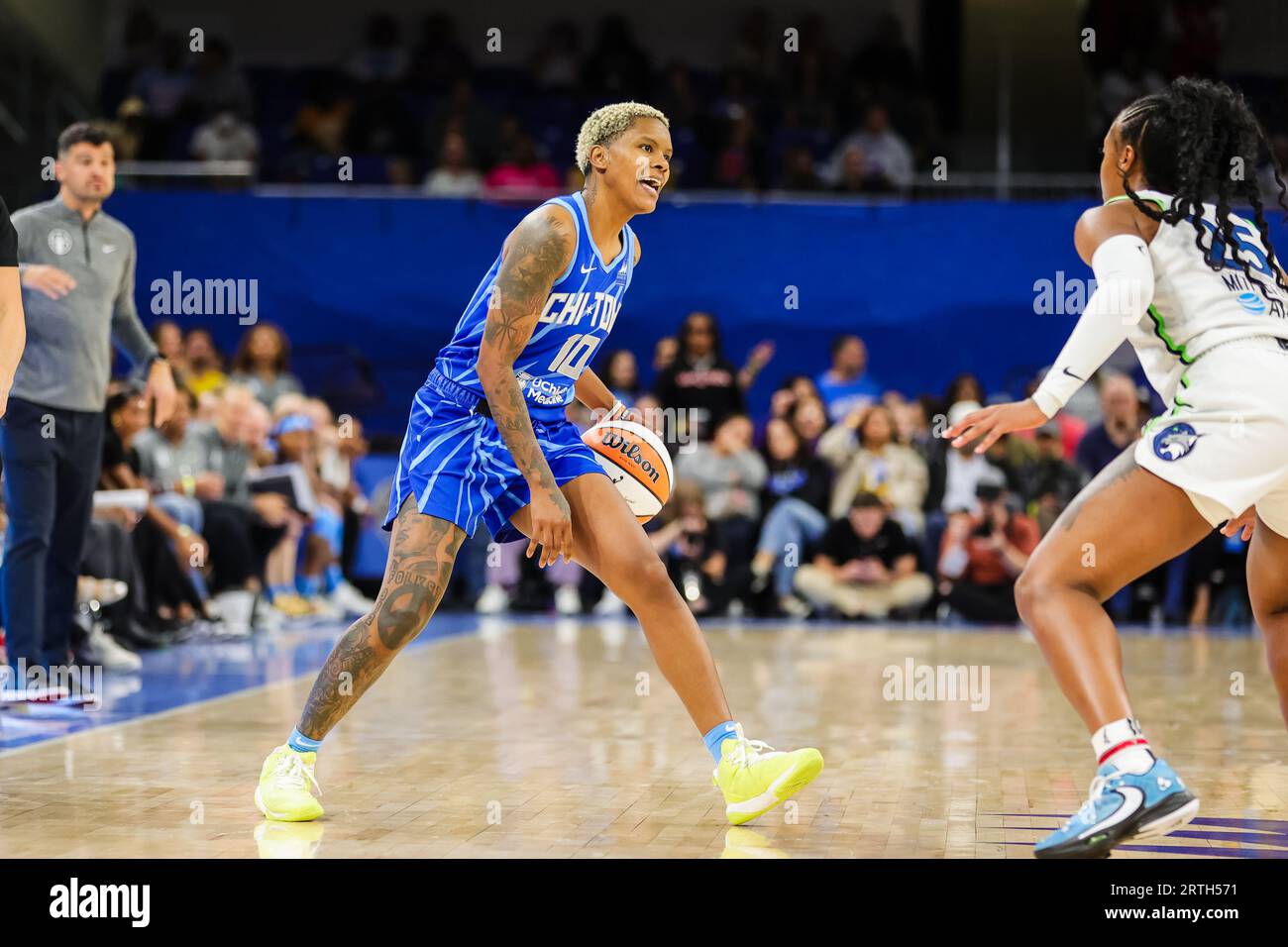 Courtney Williams del Chicago Sky chiama uno spettacolo a Chicago, Illinois, alla Wintrust Arena. Foto Stock