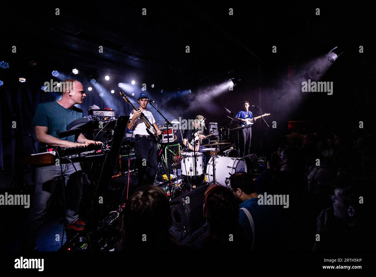 Copenhagen, Danimarca. 12 settembre 2023. La band post-punk inglese Squid esegue un concerto dal vivo al VEGA di Copenaghen. Qui il cantante e batterista Ollie Judge è visto dal vivo sul palco con il resto dei membri della band. (Foto: Gonzales Photo/Alamy Live News Foto Stock