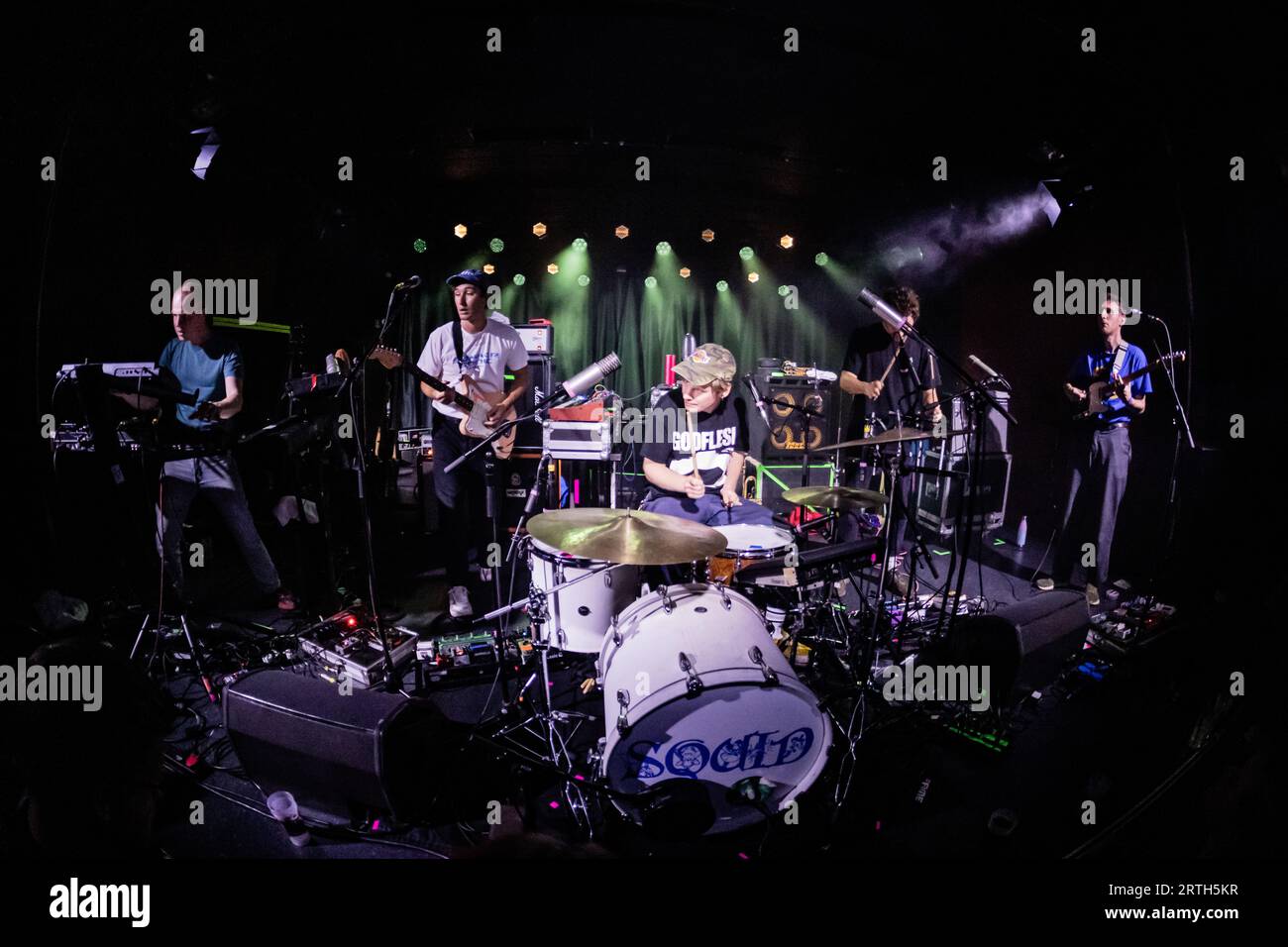 Copenhagen, Danimarca. 12 settembre 2023. La band post-punk inglese Squid esegue un concerto dal vivo al VEGA di Copenaghen. Qui il cantante e batterista Ollie Judge è visto dal vivo sul palco con il resto dei membri della band. (Foto: Gonzales Photo/Alamy Live News Foto Stock