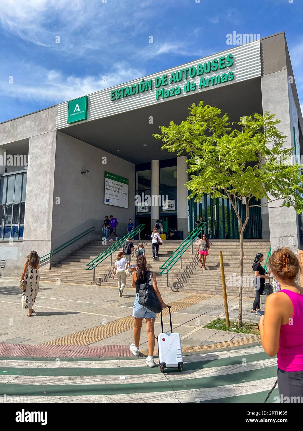 Siviglia, Spagna, media folla, giovani, turisti, viaggiando, fuori strada, davanti al Terminal degli autobus, entrata, 'Plaza de Armas' Foto Stock