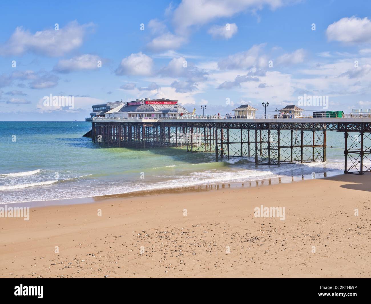 Cromer Pier in una perfetta giornata estiva, che evoca gelati, lozione abbronzante, secchiello e picche Foto Stock