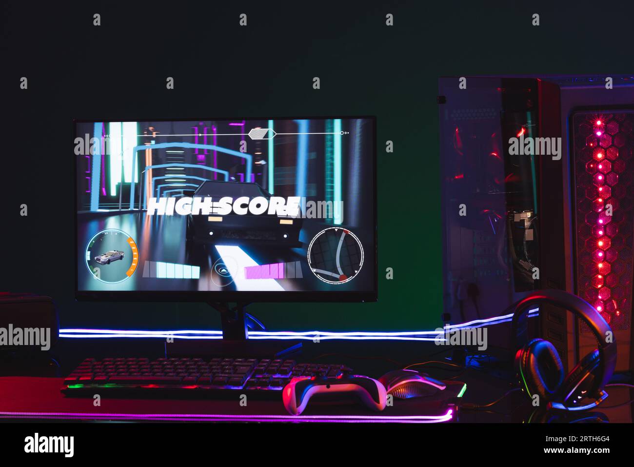 Composito di computer con accessori per videogiochi con spazio di copia su sfondo neon Foto Stock