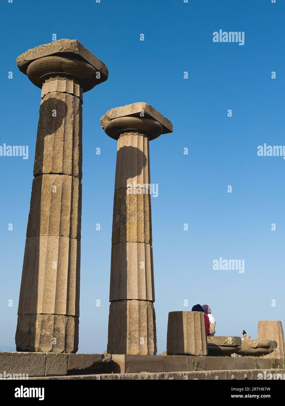 Antiche colonne del Tempio di Atena, Assos, Canakkale, Turchia, il Tempio di Atena nel sito archeologico dell'antica Assos a Behramkale, Turchia. H Foto Stock