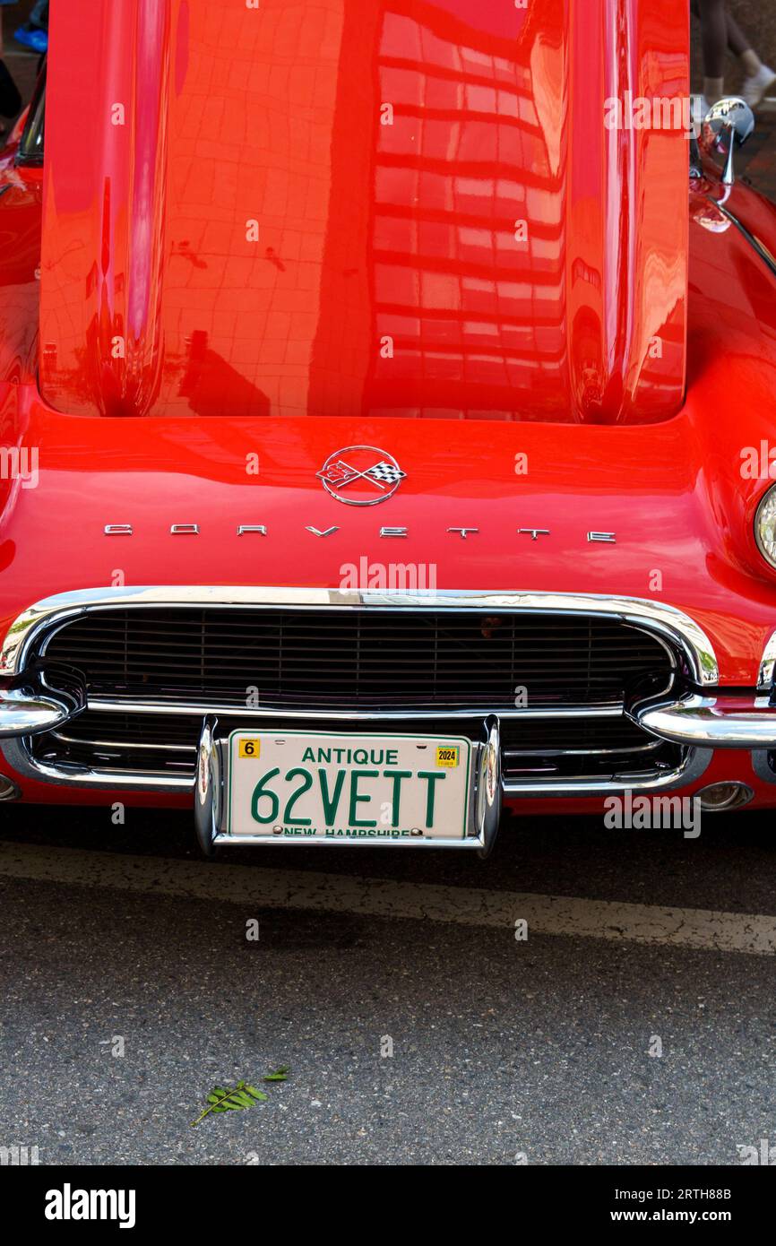 Un'auto Corvette classica rossa d'epoca parcheggiata in una posizione panoramica all'aperto Foto Stock