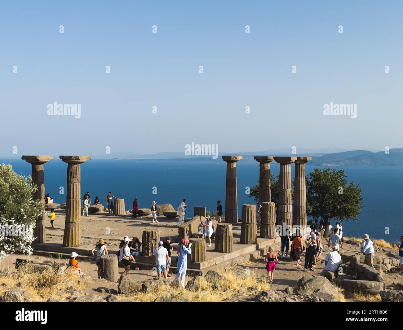Antiche colonne del Tempio di Atena, Assos, Canakkale, Turchia, il Tempio di Atena nel sito archeologico dell'antica Assos a Behramkale, Turchia. H Foto Stock