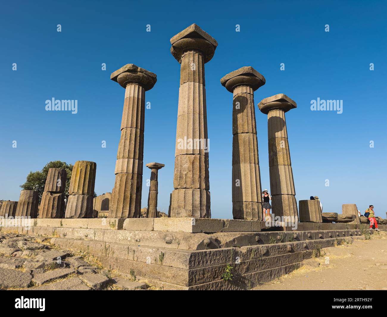 Antiche colonne del Tempio di Atena, Assos, Canakkale, Turchia, il Tempio di Atena nel sito archeologico dell'antica Assos a Behramkale, Turchia. H Foto Stock