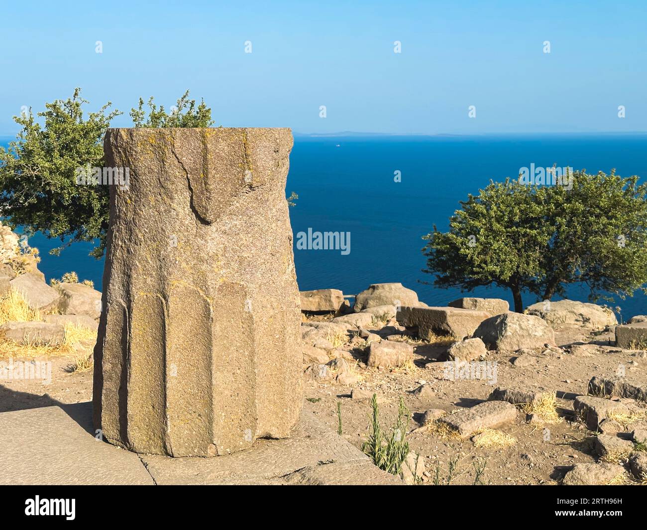 Antiche colonne del Tempio di Atena, Assos, Canakkale, Turchia, il Tempio di Atena nel sito archeologico dell'antica Assos a Behramkale, Turchia. H Foto Stock