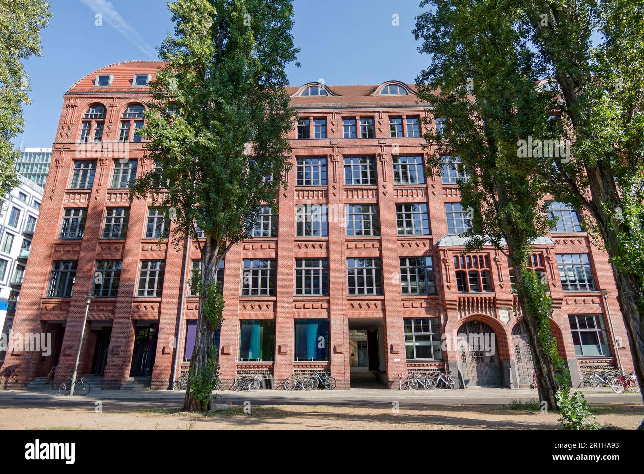 In einem ehemaligen Hostel am Warschauer Platz in Berlin-Friedrichshain soll ein Flüchtlingsheim bis zu 650 Geflüchtete aufnehmen. Der Standort ist um Foto Stock