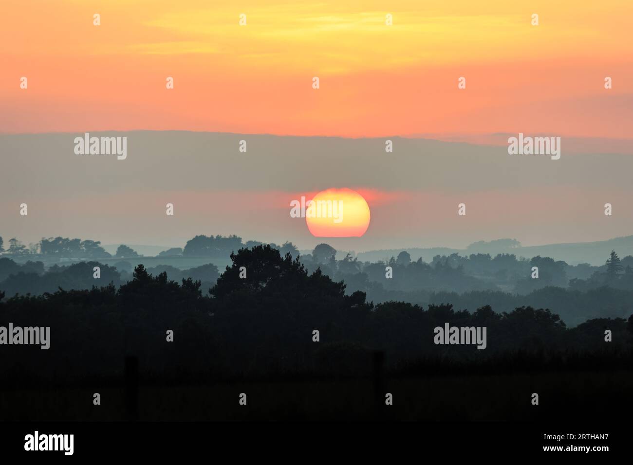 Un tramonto spettacolare e colorato sulle Durham Dales, creato dalla polvere sahariana nell'atmosfera alta, Teesdale, County Durham, Regno Unito Foto Stock