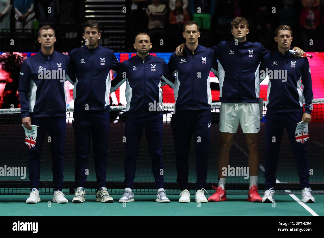 AO Arena, Manchester, Lancashire, Regno Unito. 12 settembre 2023. Squadra della Gran Bretagna (L-R) Leon Smith, Cameron Norrie, Daniel Evans, Andy Murray, Jack Draper e Neal Skupski della Gran Bretagna in vista della fase a gironi delle finali di Coppa Davis 2023, Australia Credit: Touchlinepics/Alamy Live News Foto Stock
