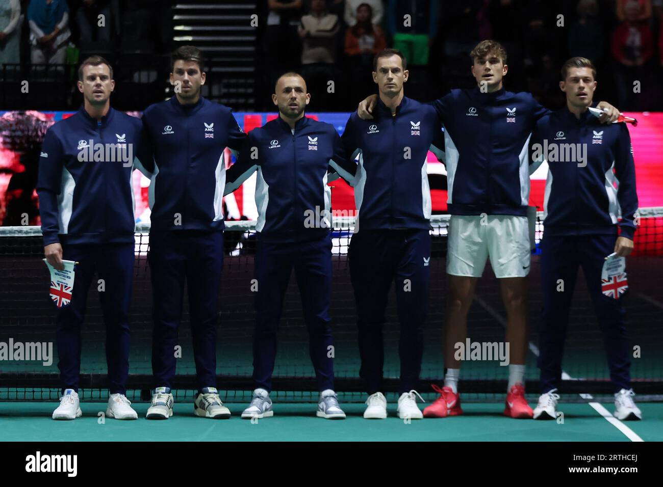 AO Arena, Manchester, Lancashire, Regno Unito. 12 settembre 2023. Squadra della Gran Bretagna (L-R) Leon Smith, Cameron Norrie, Daniel Evans, Andy Murray, Jack Draper e Neal Skupski della Gran Bretagna in vista della fase a gironi delle finali di Coppa Davis 2023, Australia Credit: Touchlinepics/Alamy Live News Foto Stock