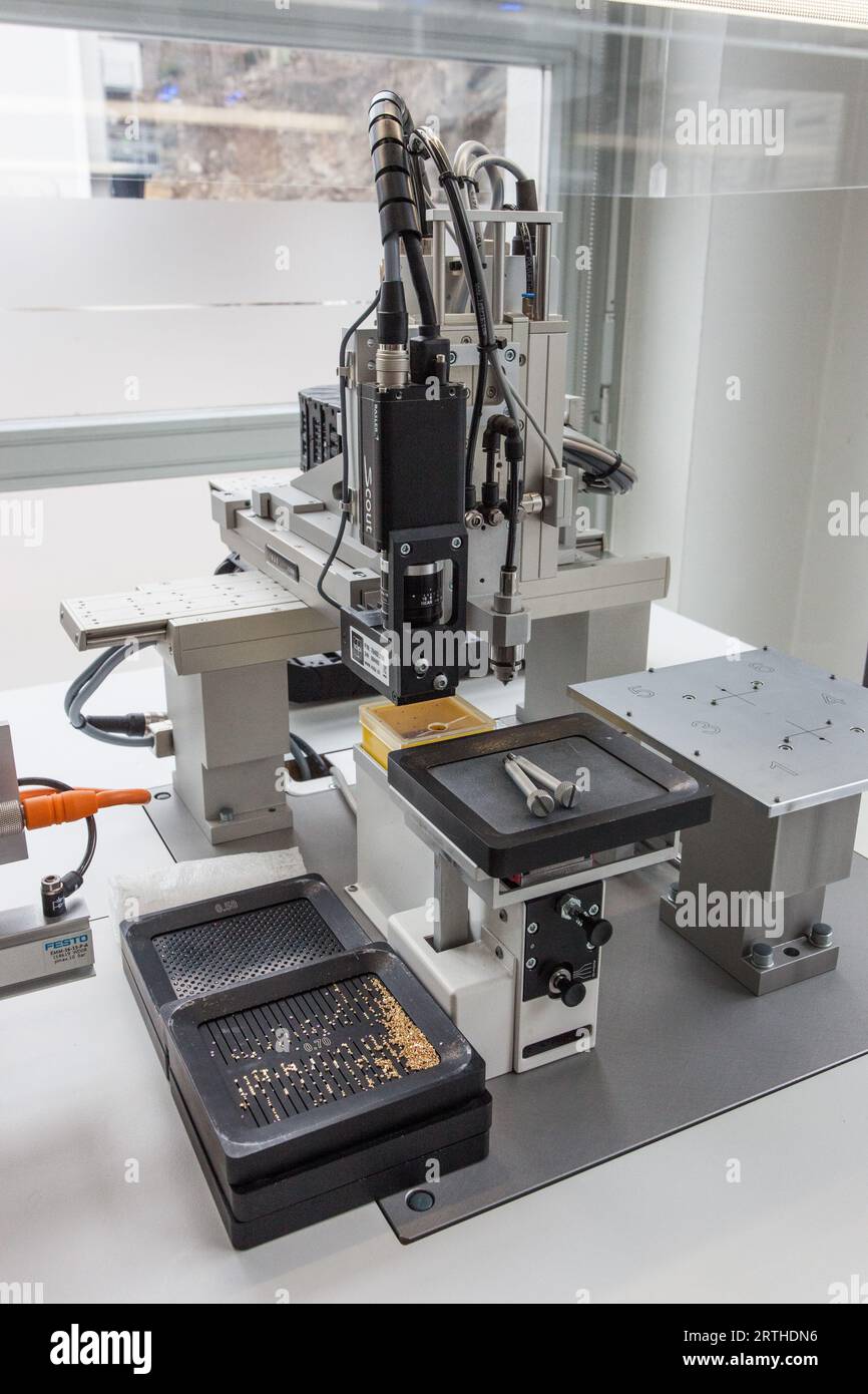 Visita alla fabbrica di Nomos a Glashütte in Germania per una visita guidata e spiegazione del processo di realizzazione di un orologio meccanico tedesco. Foto Stock
