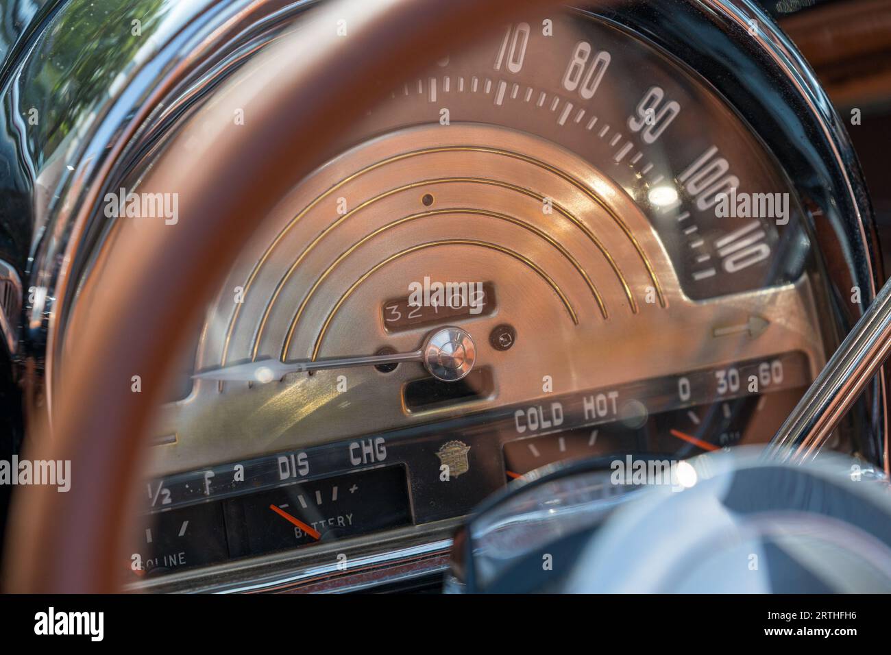 Gli interni di un'auto d'epoca con il design classico del volante e del cruscotto Foto Stock