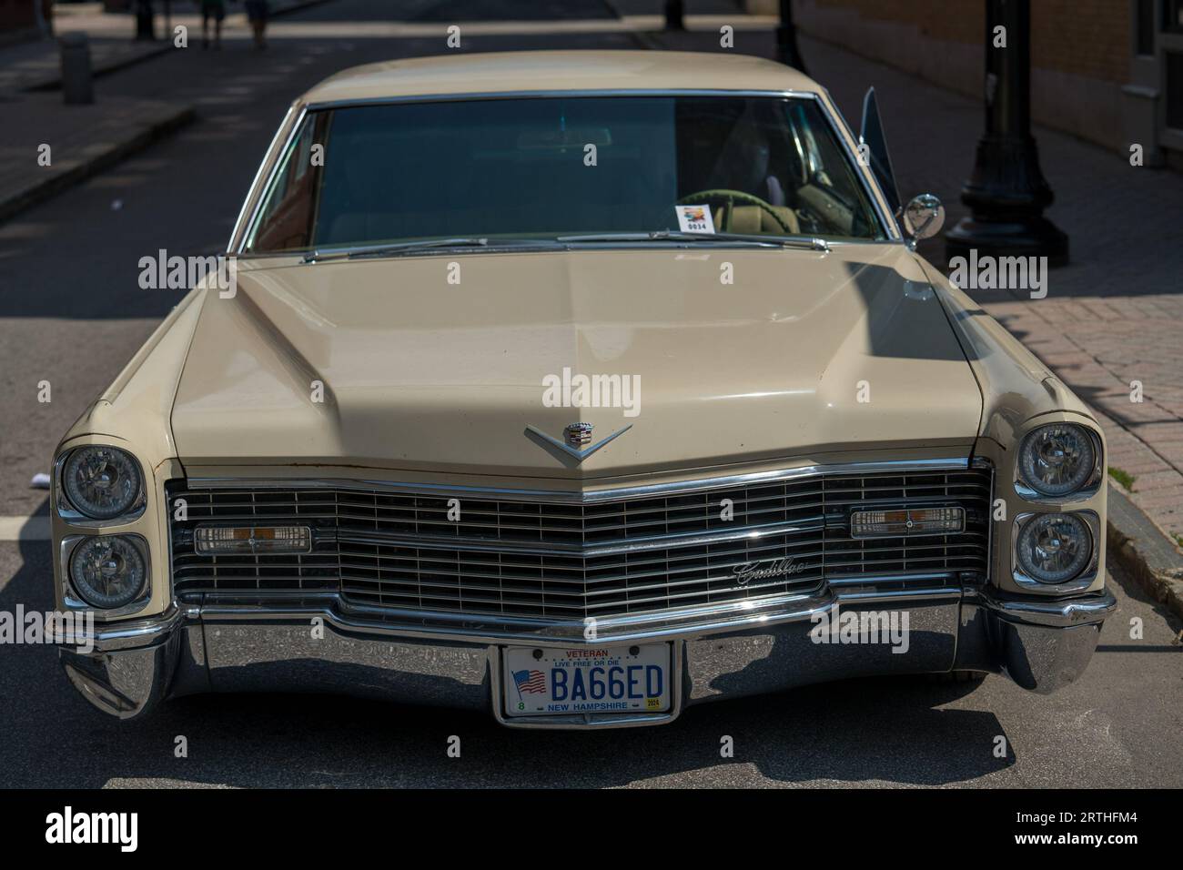 Una Cadillac Deville parcheggiata in una strada illuminata dalla luce del sole a Manchester, negli Stati Uniti Foto Stock